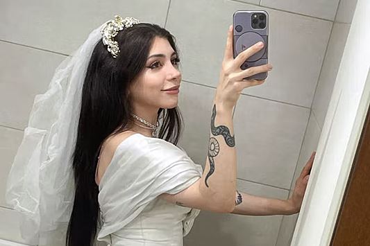 Блогерша из Аргентины вышла замуж за саму себя и через день подала на развод