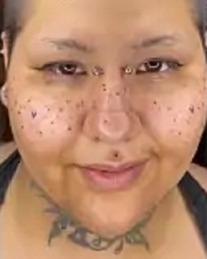 Блогерша сделала татуировки на лице, чтобы быть похожей на кекс