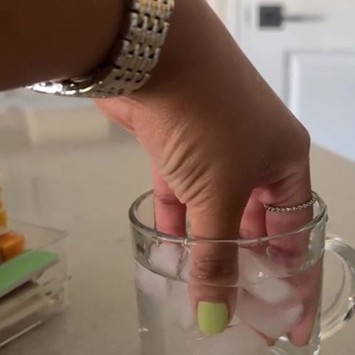 Ледяная вода помогла женщине мгновенно высушить лак на ногтях