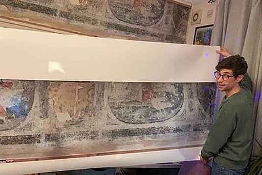 Мужчина сделал ремонт на кухне и нашел бесценные рисунки возрастом 400 лет