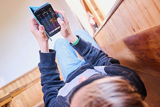 Мужчина заставил сына 17 часов играть на смартфоне в наказание за любовь к играм