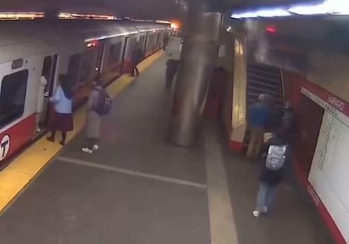 Пассажиры метро едва не пострадали из-за обрушения потолочных панелей