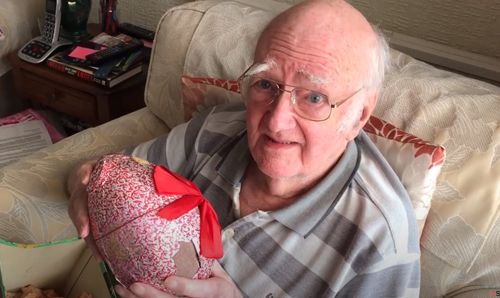 Пенсионер хранит шоколадное пасхальное яйцо, подаренное ему 92 года назад