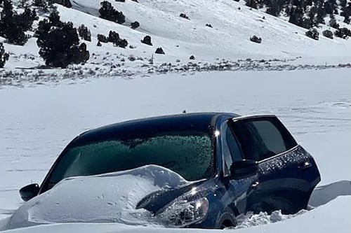 Мужчина выжил в погребённой под снегом машине, питаясь круассанами