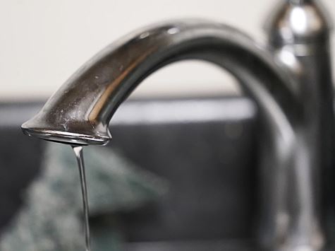 Так вот почему нужно кипятить воду: американец промыл нос сырой водой и умер из-за бактерии